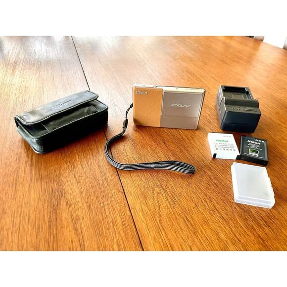 Vintage Nikon Coolpix S70 12.1 MP w card 3 Battery & Charger Excellent - Picture 3 of 8